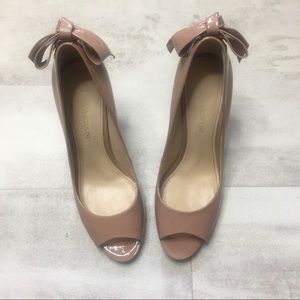 Gorgeous Enzo Angiolini shoes with bows on back